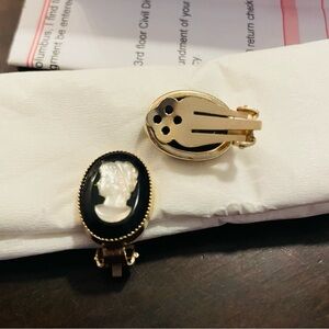 Vintage Oval Black and White
Glass Cameo Clip On Earrings in
Gold Tone